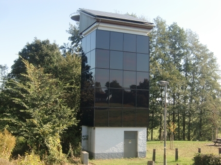 Kranenburg-Wyler : Alte Heerstraße, der ehem. RWE-Trafoturm aus dem Jahr 1933 wurde mit 69 Solarmodulen versehen. Auf dem Dach gibt es Löcher, die genug Nistmöglichkeiten für einige Tierarten bieten.